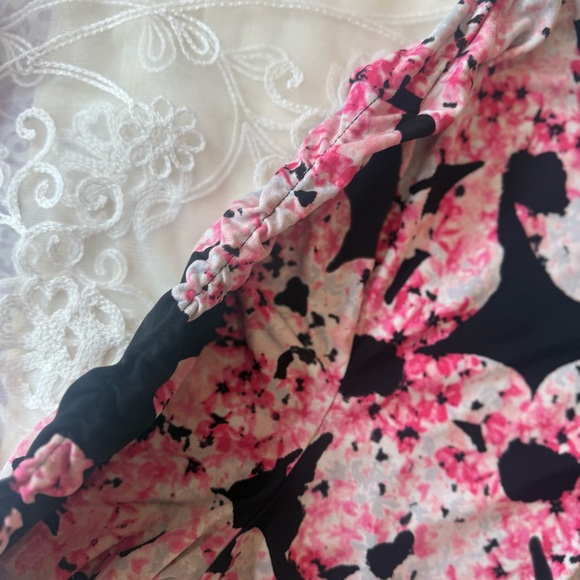 Floral Women's Blouse in Black and Pink - Picture 8 of 10